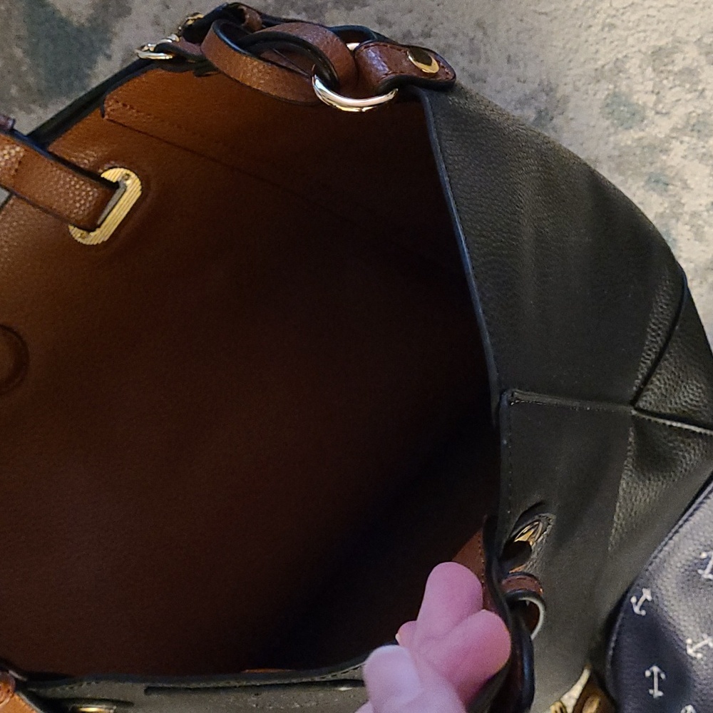 New condition vegan totes with attached coin purses and addtl matching bags - Picture 9 of 14